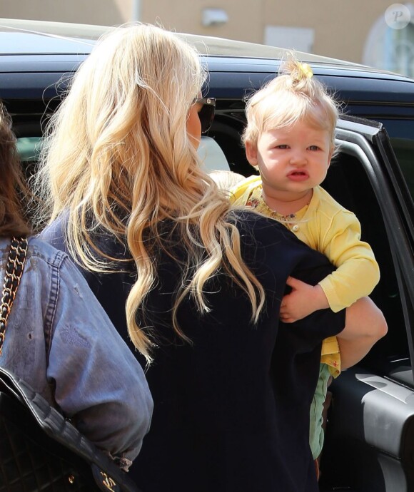 Jessica Simpson, enceinte, belle et épanouie alors qu'elle passe du temps avec sa fille Maxwell Johnson, à Studio City, le 16 mars 2013