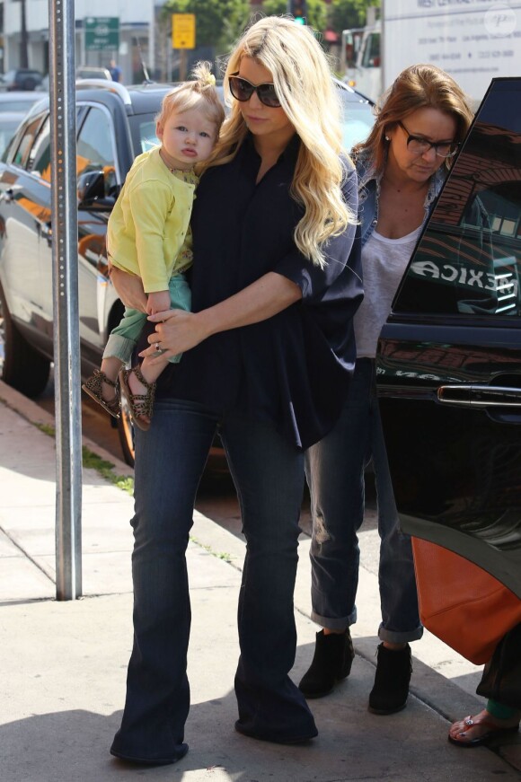 Jessica Simpson, enceinte, belle et épanouie alors qu'elle passe du temps avec sa fille Maxwell Johnson, à Studio City, le 16 mars 2013