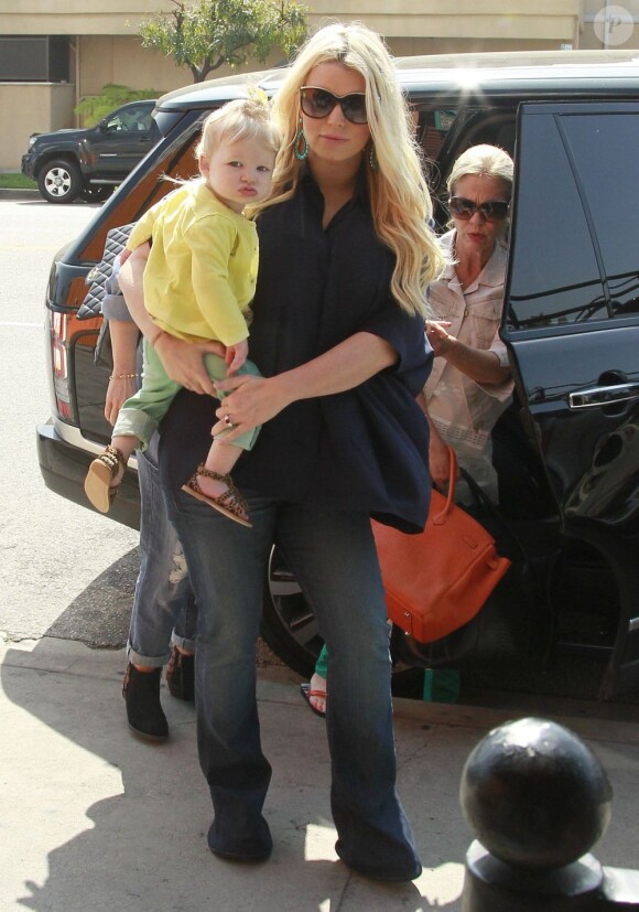 Jessica Simpson, enceinte, belle et épanouie alors qu'elle passe du temps avec sa fille Maxwell Johnson, à Studio City, le 16 mars 2013