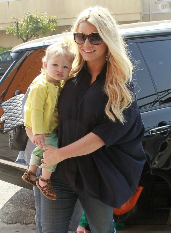 Jessica Simpson, enceinte, belle et épanouie alors qu'elle passe du temps avec sa fille Maxwell Johnson, à Studio City, le 16 mars 2013