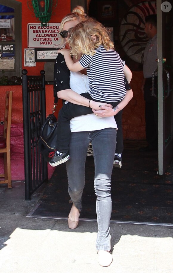 Le petit Bronx d'Ashlee Simpson est à croquer à Studio City, le 16 mars 2013