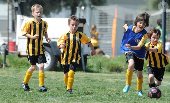 Britney Spears a assisté samedi 17 mars au match de football de ses deux garçons Jayden et Sean, dans le quartier de Encino à Los Angeles. Un peu plus tard, le papa des deux enfants, et ex-compagnon de la chanteuse, Kevin Federline, est venu assister à l'événement.