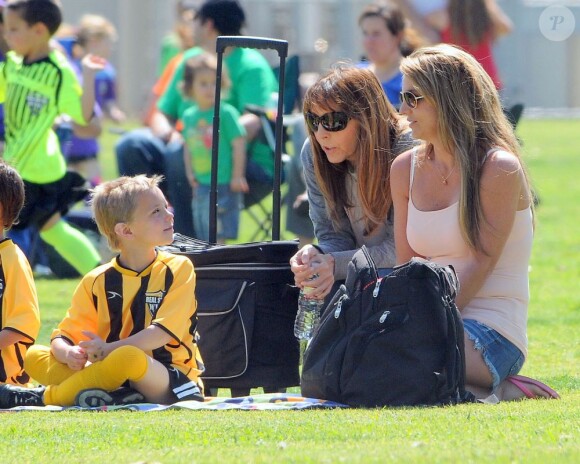 Britney Spears a assisté samedi 17 mars au match de football de ses deux garçons Jayden et Sean, dans le quartier de Encino à Los Angeles. Un peu plus tard, le papa des deux enfants, et ex-compagnon de la chanteuse, Kevin Federline, est venu assister à l'événement.