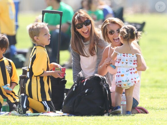 Britney Spears a assisté samedi 17 mars au match de football de ses deux garçons Jayden et Sean, dans le quartier de Encino à Los Angeles. Un peu plus tard, le papa des deux enfants, et ex-compagnon de la chanteuse, Kevin Federline, est venu assister à l'événement.