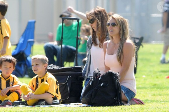Britney Spears a assisté samedi 17 mars au match de football de ses deux garçons Jayden et Sean, dans le quartier de Encino à Los Angeles. Un peu plus tard, le papa des deux enfants, et ex-compagnon de la chanteuse, Kevin Federline, est venu assister à l'événement.