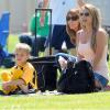 Britney Spears a assisté samedi 17 mars au match de football de ses deux garçons Jayden et Sean, dans le quartier de Encino à Los Angeles. Un peu plus tard, le papa des deux enfants, et ex-compagnon de la chanteuse, Kevin Federline, est venu assister à l'événement.