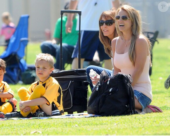 Britney Spears a assisté samedi 17 mars au match de football de ses deux garçons Jayden et Sean, dans le quartier de Encino à Los Angeles. Un peu plus tard, le papa des deux enfants, et ex-compagnon de la chanteuse, Kevin Federline, est venu assister à l'événement.