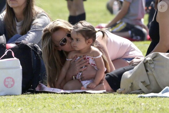 Britney Spears a assisté samedi 17 mars au match de football de ses deux garçons Jayden et Sean, dans le quartier de Encino à Los Angeles. Un peu plus tard, le papa des deux enfants, et ex-compagnon de la chanteuse, Kevin Federline, est venu assister à l'événement.