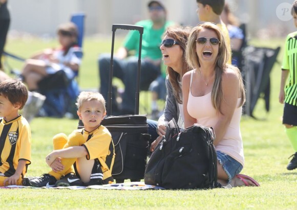 Britney Spears a assisté samedi 17 mars au match de football de ses deux garçons Jayden et Sean, dans le quartier de Encino à Los Angeles. Un peu plus tard, le papa des deux enfants, et ex-compagnon de la chanteuse, Kevin Federline, est venu assister à l'événement.