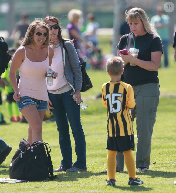 La chanteuse Britney Spears a assisté samedi 17 mars au match de football de ses deux garçons Jayden et Sean, dans le quartier de Encino à Los Angeles. Un peu plus tard, le papa des deux enfants, et ex-compagnon de la chanteuse, Kevin Federline, est venu assister à l'événement.