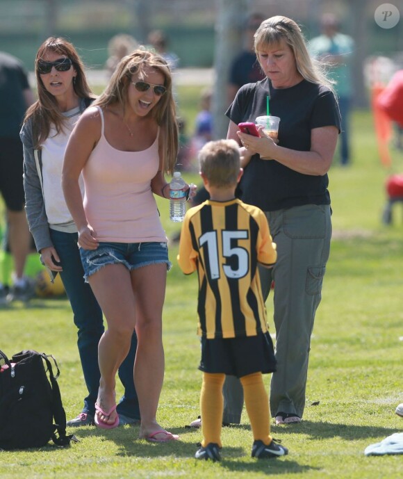 La chanteuse Britney Spears a assisté samedi 17 mars au match de football de ses deux garçons Jayden et Sean, dans le quartier de Encino à Los Angeles. Un peu plus tard, le papa des deux enfants, et ex-compagnon de la chanteuse, Kevin Federline, est venu assister à l'événement.