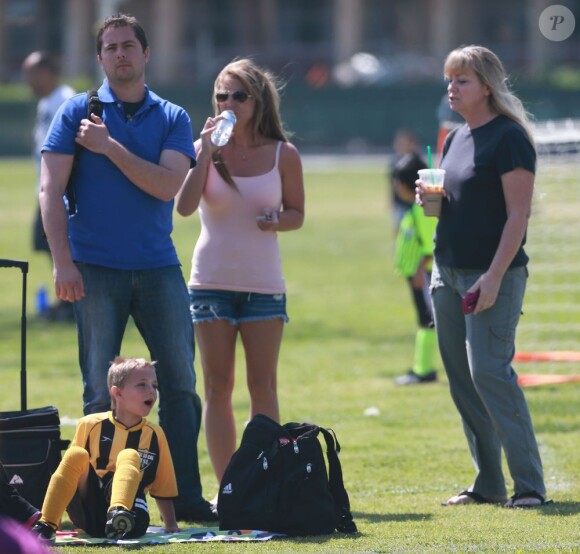La chanteuse Britney Spears a assisté samedi 17 mars au match de football de ses deux garçons Jayden et Sean, dans le quartier de Encino à Los Angeles. Un peu plus tard, le papa des deux enfants, et ex-compagnon de la chanteuse, Kevin Federline, est venu assister à l'événement.