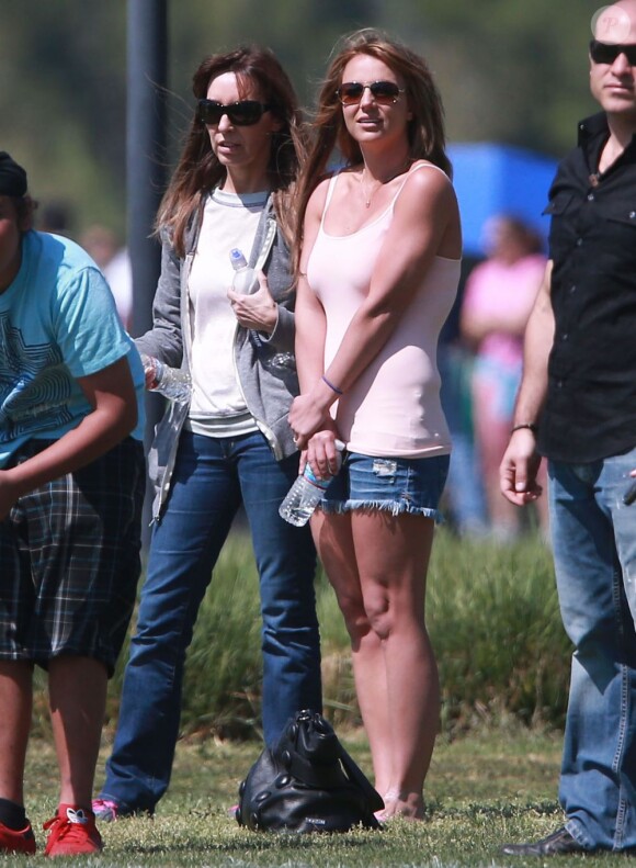 La chanteuse Britney Spears a assisté samedi 17 mars au match de football de ses deux garçons Jayden et Sean, dans le quartier de Encino à Los Angeles. Un peu plus tard, le papa des deux enfants, et ex-compagnon de la chanteuse, Kevin Federline, est venu assister à l'événement.