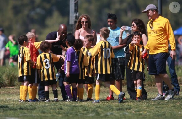 La chanteuse Britney Spears a assisté samedi 17 mars au match de football de ses deux garçons Jayden et Sean, dans le quartier de Encino à Los Angeles. Un peu plus tard, le papa des deux enfants, et ex-compagnon de la chanteuse, Kevin Federline, est venu assister à l'événement.