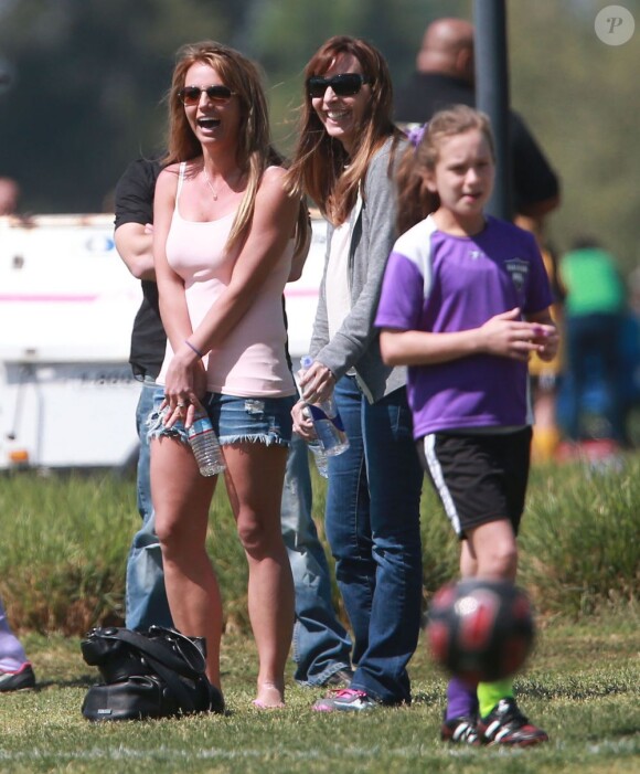 La chanteuse Britney Spears a assisté samedi 17 mars au match de football de ses deux garçons Jayden et Sean, dans le quartier de Encino à Los Angeles. Un peu plus tard, le papa des deux enfants, et ex-compagnon de la chanteuse, Kevin Federline, est venu assister à l'événement.