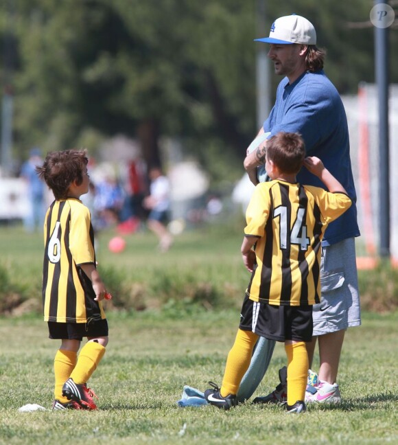 La chanteuse Britney Spears a assisté samedi 17 mars au match de football de ses deux garçons Jayden et Sean, dans le quartier de Encino à Los Angeles. Un peu plus tard, le papa des deux enfants, et ex-compagnon de la chanteuse, Kevin Federline, est venu assister à l'événement.