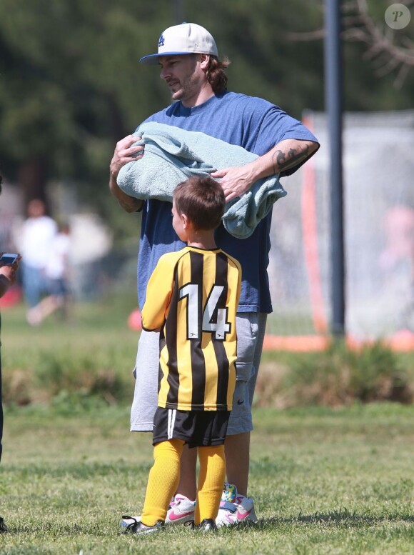 La chanteuse Britney Spears a assisté samedi 17 mars au match de football de ses deux garçons Jayden et Sean, dans le quartier de Encino à Los Angeles. Un peu plus tard, le papa des deux enfants, et ex-compagnon de la chanteuse, Kevin Federline, est venu assister à l'événement.