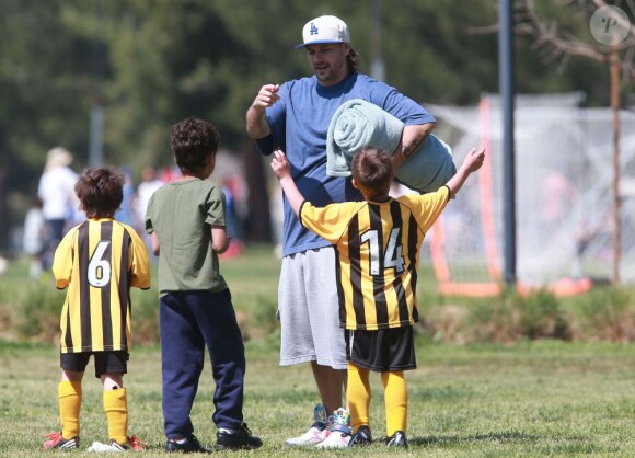 La chanteuse Britney Spears a assisté samedi 17 mars au match de football de ses deux garçons Jayden et Sean, dans le quartier de Encino à Los Angeles. Un peu plus tard, le papa des deux enfants, et ex-compagnon de la chanteuse, Kevin Federline, est venu assister à l'événement.