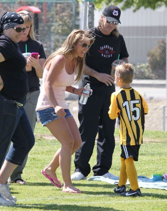 La chanteuse Britney Spears a assisté samedi 17 mars au match de football de ses deux garçons Jayden et Sean, dans le quartier de Encino à Los Angeles. Un peu plus tard, le papa des deux enfants, et ex-compagnon de la chanteuse, Kevin Federline, est venu assister à l'événement.