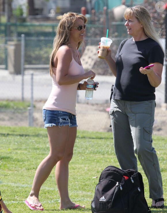 La chanteuse Britney Spears a assisté samedi 17 mars au match de football de ses deux garçons Jayden et Sean, dans le quartier de Encino à Los Angeles. Un peu plus tard, le papa des deux enfants, et ex-compagnon de la chanteuse, Kevin Federline, est venu assister à l'événement.