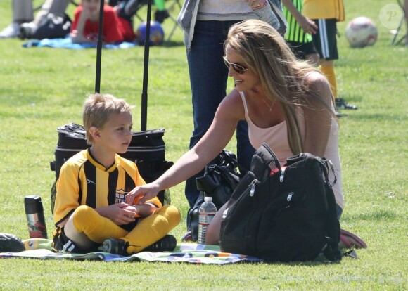 La chanteuse Britney Spears a assisté samedi 17 mars au match de football de ses deux garçons Jayden et Sean, dans le quartier de Encino à Los Angeles. Un peu plus tard, le papa des deux enfants, et ex-compagnon de la chanteuse, Kevin Federline, est venu assister à l'événement.