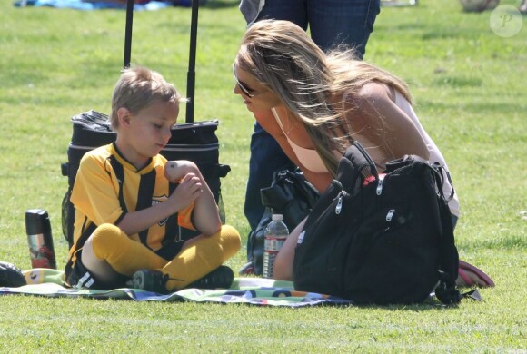 La chanteuse Britney Spears a assisté samedi 17 mars au match de football de ses deux garçons Jayden et Sean, dans le quartier de Encino à Los Angeles. Un peu plus tard, le papa des deux enfants, et ex-compagnon de la chanteuse, Kevin Federline, est venu assister à l'événement.