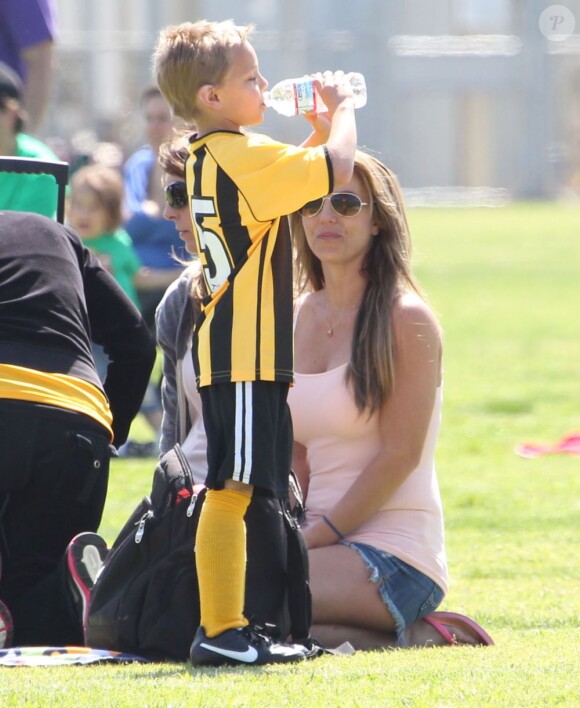 La chanteuse Britney Spears a assisté samedi 17 mars au match de football de ses deux garçons Jayden et Sean, dans le quartier de Encino à Los Angeles. Un peu plus tard, le papa des deux enfants, et ex-compagnon de la chanteuse, Kevin Federline, est venu assister à l'événement.