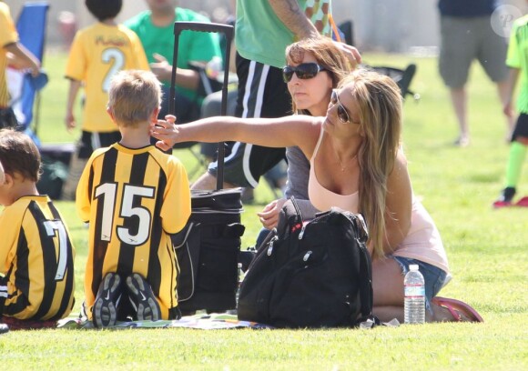 La chanteuse Britney Spears a assisté samedi 17 mars au match de football de ses deux garçons Jayden et Sean, dans le quartier de Encino à Los Angeles. Un peu plus tard, le papa des deux enfants, et ex-compagnon de la chanteuse, Kevin Federline, est venu assister à l'événement.