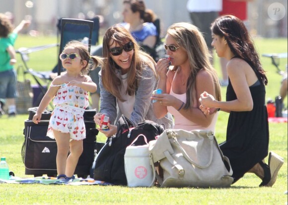 La chanteuse Britney Spears a assisté samedi 17 mars au match de football de ses deux garçons Jayden et Sean, dans le quartier de Encino à Los Angeles. Un peu plus tard, le papa des deux enfants, et ex-compagnon de la chanteuse, Kevin Federline, est venu assister à l'événement.