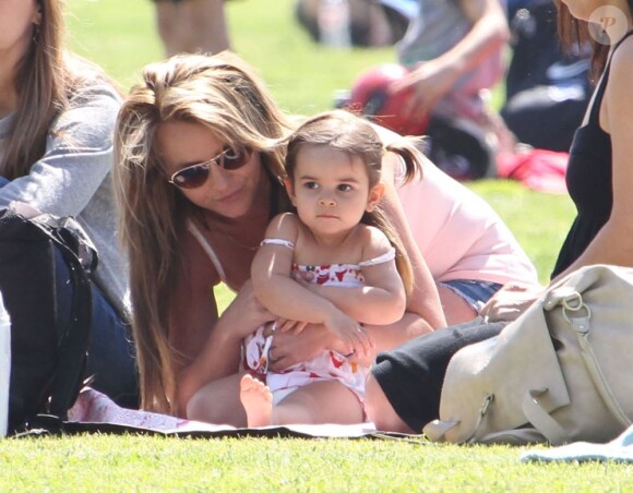 La chanteuse Britney Spears a assisté samedi 17 mars au match de football de ses deux garçons Jayden et Sean, dans le quartier de Encino à Los Angeles. Un peu plus tard, le papa des deux enfants, et ex-compagnon de la chanteuse, Kevin Federline, est venu assister à l'événement.