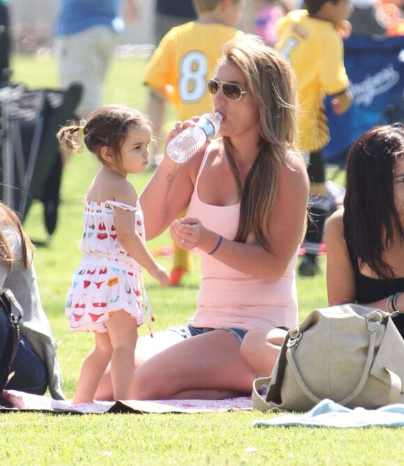 La chanteuse Britney Spears a assisté samedi 17 mars au match de football de ses deux garçons Jayden et Sean, dans le quartier de Encino à Los Angeles. Un peu plus tard, le papa des deux enfants, et ex-compagnon de la chanteuse, Kevin Federline, est venu assister à l'événement.