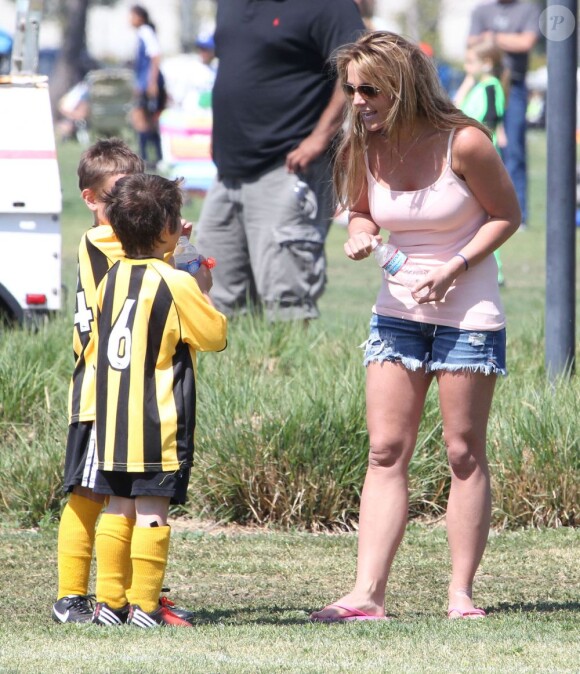 La chanteuse Britney Spears a assisté samedi 17 mars au match de football de ses deux garçons Jayden et Sean, dans le quartier de Encino à Los Angeles. Un peu plus tard, le papa des deux enfants, et ex-compagnon de la chanteuse, Kevin Federline, est venu assister à l'événement.