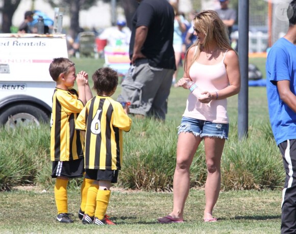 La chanteuse Britney Spears a assisté samedi 17 mars au match de football de ses deux garçons Jayden et Sean, dans le quartier de Encino à Los Angeles. Un peu plus tard, le papa des deux enfants, et ex-compagnon de la chanteuse, Kevin Federline, est venu assister à l'événement.