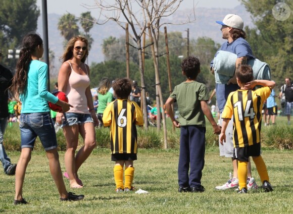 La chanteuse Britney Spears a assisté samedi 17 mars au match de football de ses deux garçons Jayden et Sean, dans le quartier de Encino à Los Angeles. Un peu plus tard, le papa des deux enfants, et ex-compagnon de la chanteuse, Kevin Federline, est venu assister à l'événement.