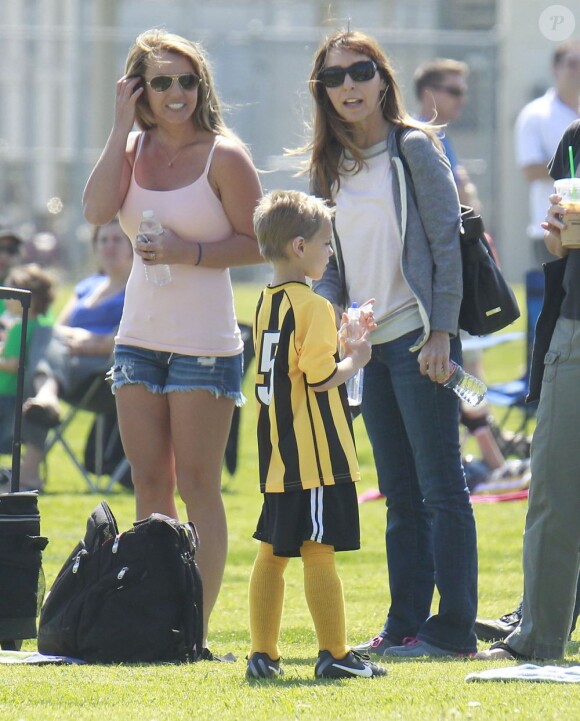 La chanteuse Britney Spears a assisté samedi 17 mars au match de football de ses deux garçons Jayden et Sean, dans le quartier de Encino à Los Angeles. Un peu plus tard, le papa des deux enfants, et ex-compagnon de la chanteuse, Kevin Federline, est venu assister à l'événement.