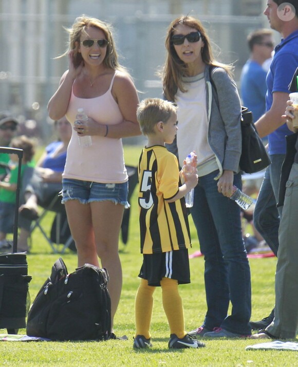 La chanteuse Britney Spears a assisté samedi 17 mars au match de football de ses deux garçons Jayden et Sean, dans le quartier de Encino à Los Angeles. Un peu plus tard, le papa des deux enfants, et ex-compagnon de la chanteuse, Kevin Federline, est venu assister à l'événement.