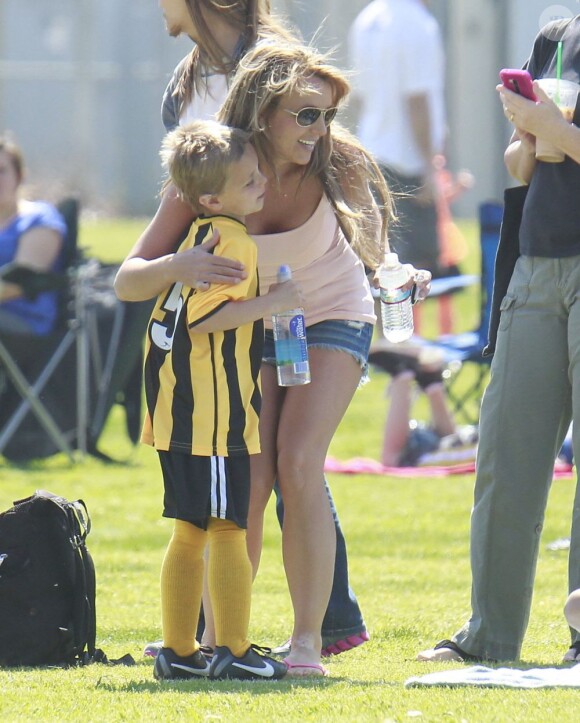 La chanteuse Britney Spears a assisté samedi 17 mars au match de football de ses deux garçons Jayden et Sean, dans le quartier de Encino à Los Angeles. Un peu plus tard, le papa des deux enfants, et ex-compagnon de la chanteuse, Kevin Federline, est venu assister à l'événement.