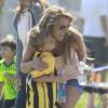 La belle chanteuse Britney Spears a assisté samedi 17 mars au match de football de ses deux garçons Jayden et Sean, dans le quartier de Encino à Los Angeles. Un peu plus tard, le papa des deux enfants, et ex-compagnon de la chanteuse, Kevin Federline, est venu assister à l'événement.