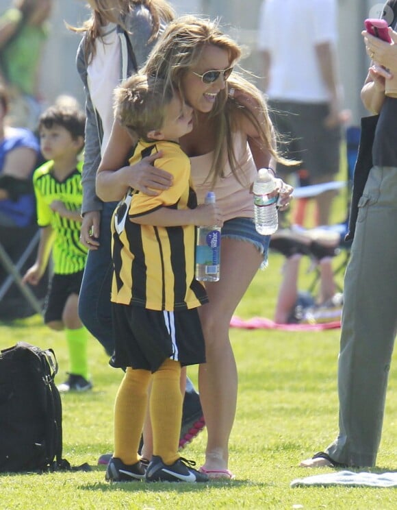 La belle chanteuse Britney Spears a assisté samedi 17 mars au match de football de ses deux garçons Jayden et Sean, dans le quartier de Encino à Los Angeles. Un peu plus tard, le papa des deux enfants, et ex-compagnon de la chanteuse, Kevin Federline, est venu assister à l'événement.