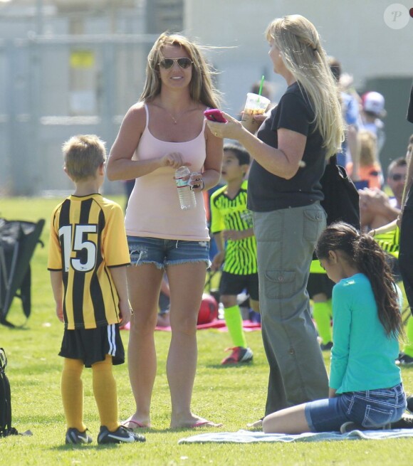 La chanteuse Britney Spears a assisté samedi 17 mars au match de football de ses deux garçons Jayden et Sean, dans le quartier de Encino à Los Angeles. Un peu plus tard, le papa des deux enfants, et ex-compagnon de la chanteuse, Kevin Federline, est venu assister à l'événement.