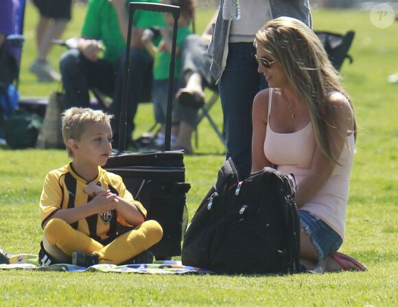 La chanteuse Britney Spears a assisté samedi 17 mars au match de football de ses deux garçons Jayden et Sean, dans le quartier de Encino à Los Angeles. Un peu plus tard, le papa des deux enfants, et ex-compagnon de la chanteuse, Kevin Federline, est venu assister à l'événement.
