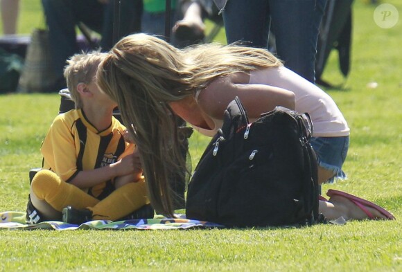 La chanteuse Britney Spears a assisté samedi 17 mars au match de football de ses deux garçons Jayden et Sean, dans le quartier de Encino à Los Angeles. Un peu plus tard, le papa des deux enfants, et ex-compagnon de la chanteuse, Kevin Federline, est venu assister à l'événement.