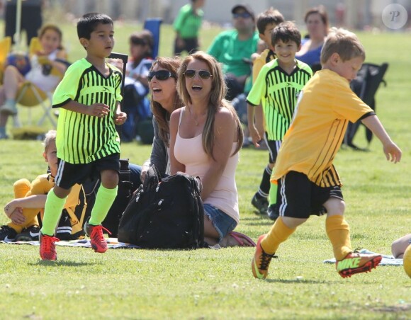 La chanteuse Britney Spears a assisté samedi 17 mars au match de football de ses deux garçons Jayden et Sean, dans le quartier de Encino à Los Angeles. Un peu plus tard, le papa des deux enfants, et ex-compagnon de la chanteuse, Kevin Federline, est venu assister à l'événement.