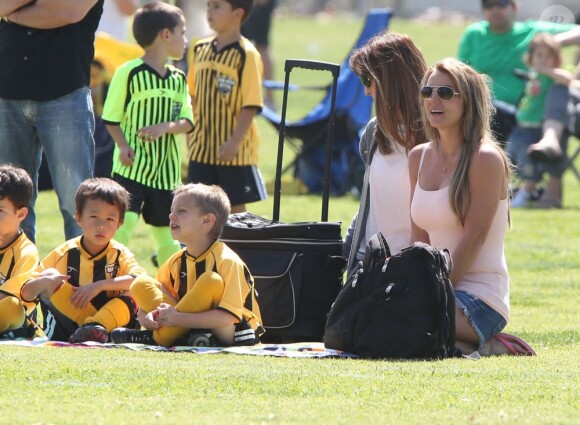 La chanteuse Britney Spears a assisté samedi 17 mars au match de football de ses deux garçons Jayden et Sean, dans le quartier de Encino à Los Angeles. Un peu plus tard, le papa des deux enfants, et ex-compagnon de la chanteuse, Kevin Federline, est venu assister à l'événement.