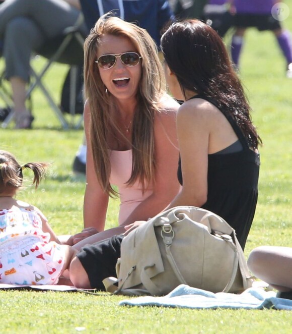 La chanteuse Britney Spears a assisté samedi 17 mars au match de football de ses deux garçons Jayden et Sean, dans le quartier de Encino à Los Angeles. Un peu plus tard, le papa des deux enfants, et ex-compagnon de la chanteuse, Kevin Federline, est venu assister à l'événement.