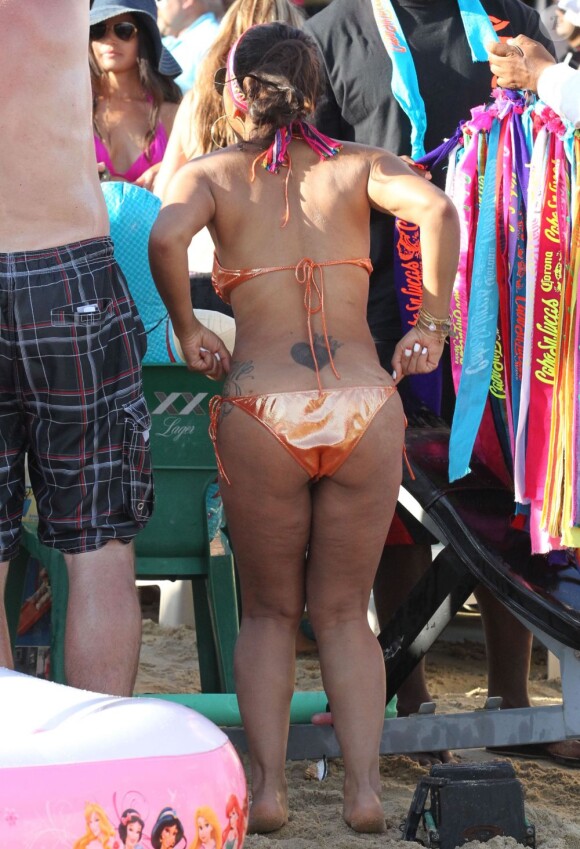 La chanteuse Christina Milian fait la fête sur la plage de Cabo San Lucas au Mexique, le 16 mars 2013.