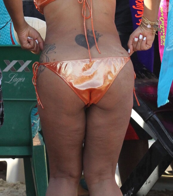 La chanteuse Christina Milian fait la fête sur la plage de Cabo San Lucas au Mexique, le 16 mars 2013.