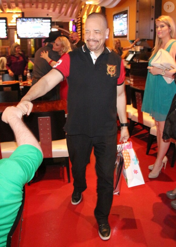 Ice-T organise une soirée d'anniversaire surprise avec des amis pour sa femme Coco Austin à Las Vegas, le 17 mars 2013.