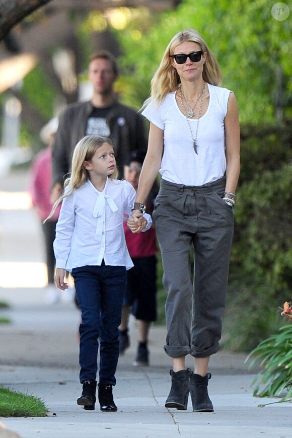 Gwyneth Paltrow, Chris Martin et leurs enfants, Apple et Moses à Los Angeles, le 26 octobre 2012.