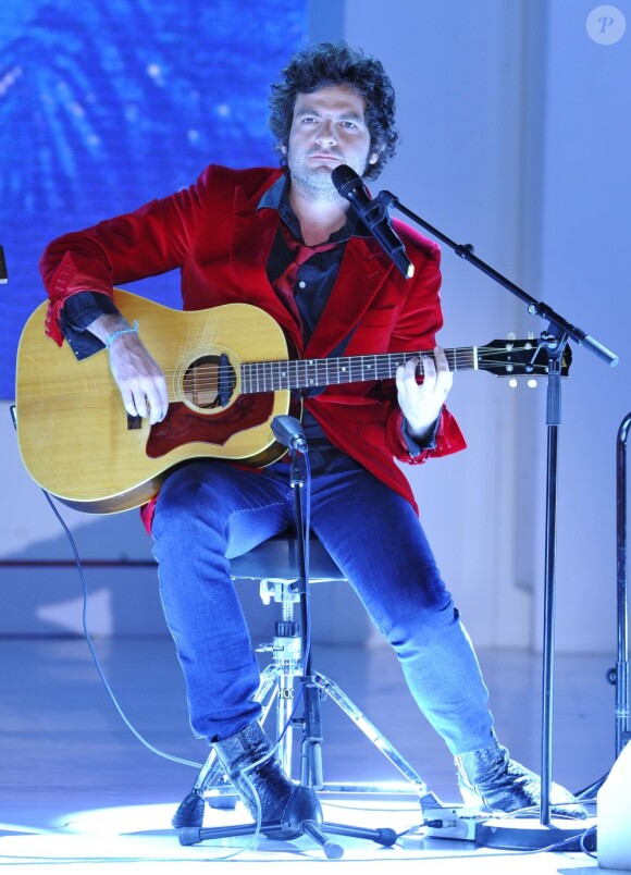 Exclu - Matthieu Chedid sur le plateau de Vivement Dimanche, le 9 janvier 2013.